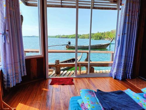 Nuea Khlong House | Top-Rated Homestay & Chaoley Seafood: Family-Friendly Retreat