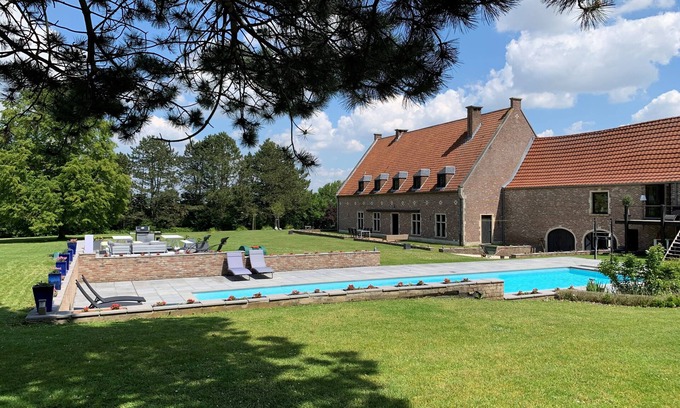 Pietrain Cottage | Beachfront Gite de Chapeauveau with Pool - Rated 10/10
