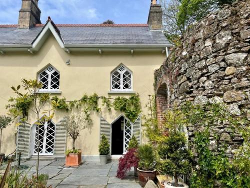 Bodmin House | Pet Friendly Chapel Annex - Guest Rated 9.5/10