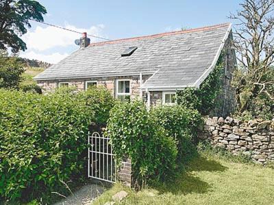 Pontsticill House | Family-Friendly Retreat at Chapel Cottage - Pet Welcoming Stay