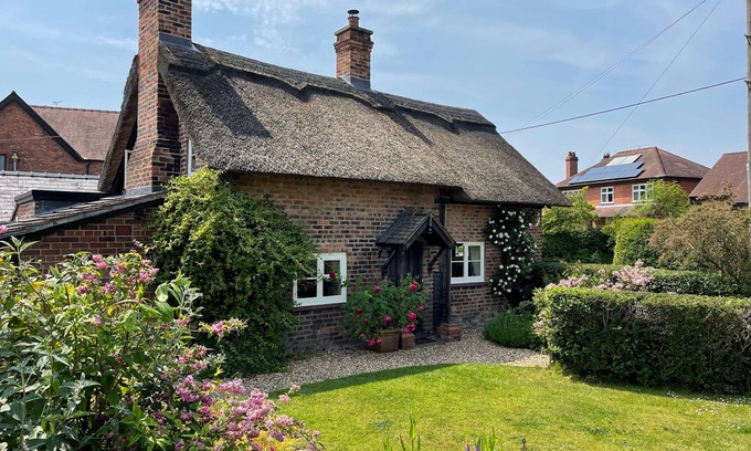 Bunbury Cottage | Chapel Cottage: Pet-Friendly Retreat in Bunbury with Amenities