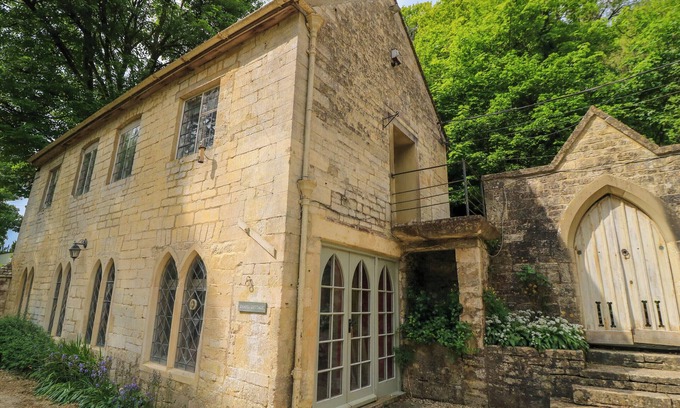 Chalford Cottage | Pet-Friendly Chapel Cottage in Beautiful Chalford, Gloucestershire