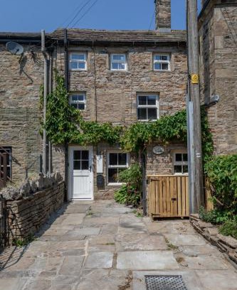 Hawes House | Dog-Friendly Chapel Cottage with Cozy Log Burner Escape