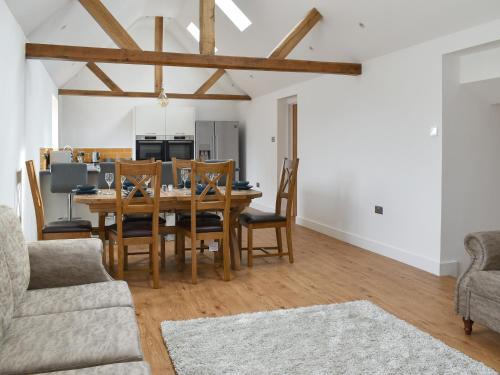 Willesborough House | Family-Friendly Retreat at Chapel Farm Barn - Rated 9.4/10