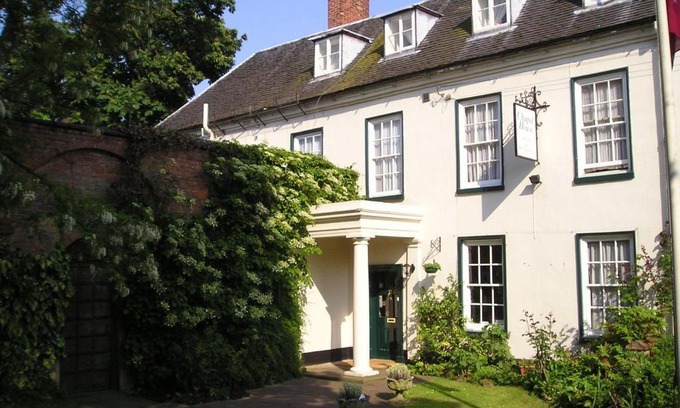 Atherstone Hotel | Pet-Friendly Comfort at Chapel House - Rated 9/10 by Guests