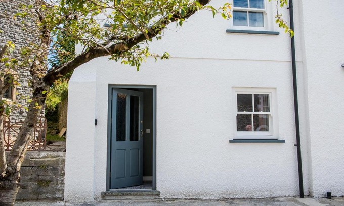 Laugharne House | Chapel View: Central Cottage Steps from Restaurants & Castle