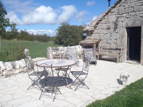 Mostuejouls House | Charming Chapelle du Domaine de Bombes: Pet Friendly & Breakfast