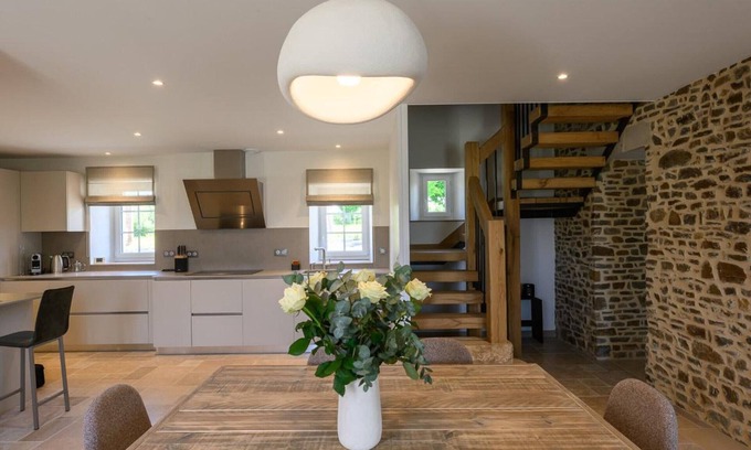 Saint-Sauveur-le-Vicomte Cottage | Character house with indoor pool and sauna