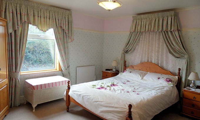 Aldbrough Cottage | Charming Cottage with Ocean View and Cozy Log Fire
