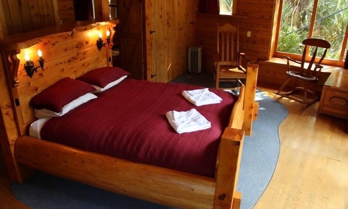 Ohakune House | Inviting Log Lodge with Spectacular Mountain Views