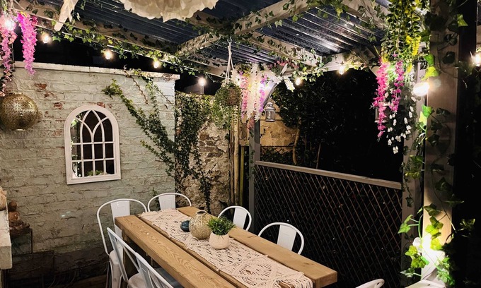 Eccles House | Victorian 4-Bedroom Retreat with Free Parking & Breakfast