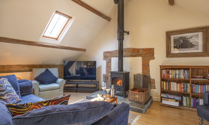 Sibford Gower Apartment | Delightful Dog-Friendly Cottage at Oriel Farm, Cotswolds