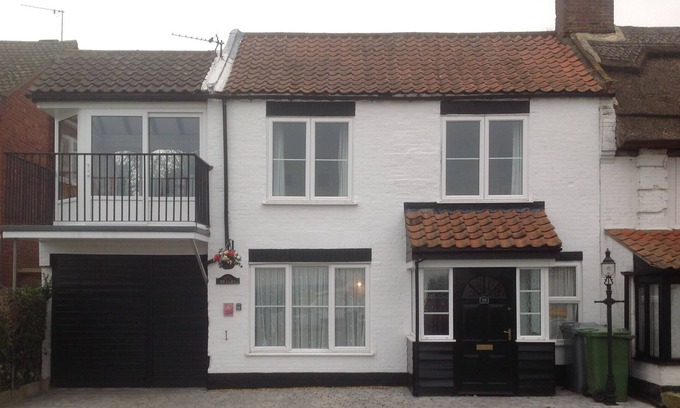 Reedham House | Characterful Cottage. River Views. Sleeps 10. Late availability.