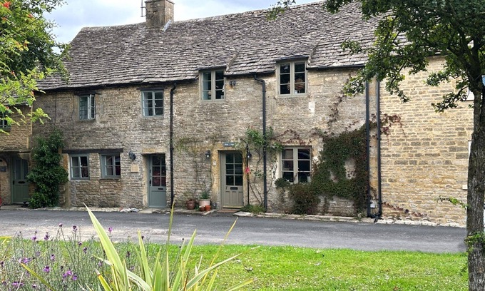Stow-on-the-Wold Cottage | Charming Wren Cottage: Pet-Friendly Retreat in the Cotswolds