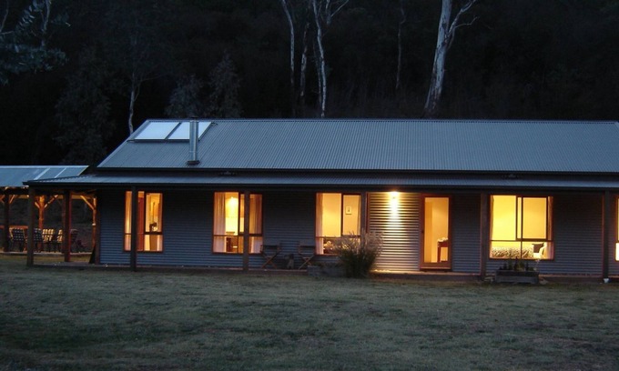 Freeburgh House | Discover Charan Oaks: Peaceful Retreat in Ovens Valley