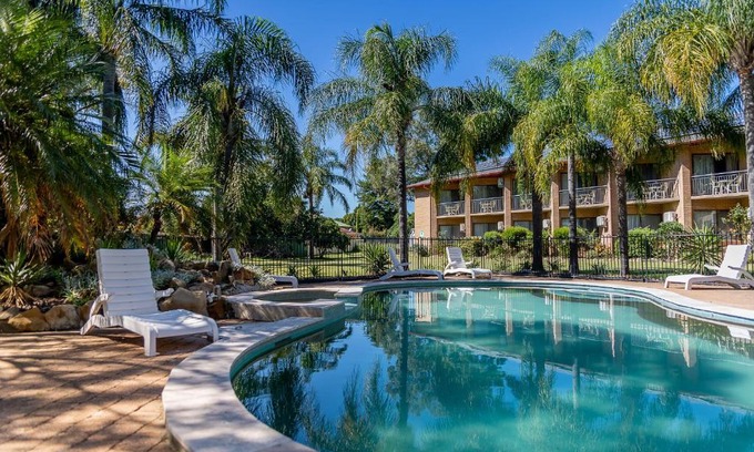 Singleton Hotel | Cozy Charbonnier Motor Inn with Oceanfront Views & Pool