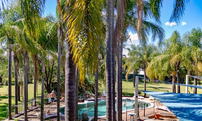 Singleton Hotel | Discover Charbonnier Motor Inn: Family-Friendly Getaway