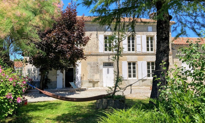 Etriac House | Quaint Charentais House Surrounded by Breathtaking Vineyards
