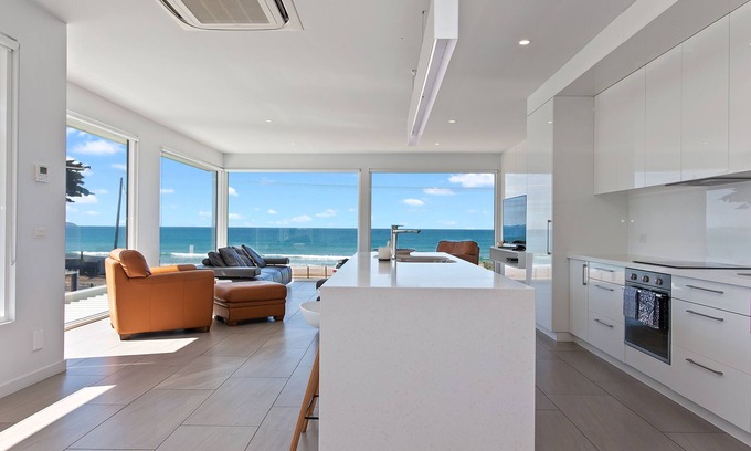 Apollo Bay House | Experience Charinga on the Bay - Guest Rated 9.8 with Spa