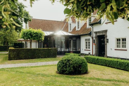 Westkapelle House | Discover Charl's: Family-Friendly Stay with Hot Tub & Dining