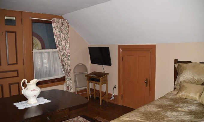Leetonia Bed & Breakfast | Discover the Charles Nelson Schmick House with Hot Tub & Kids’ Activities