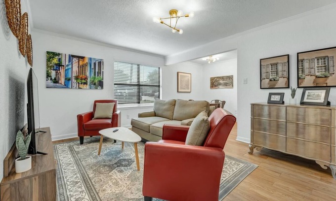 College Station Apartment | Premier 2-Bedroom Charleston Retreat Near A&M - Pet Friendly