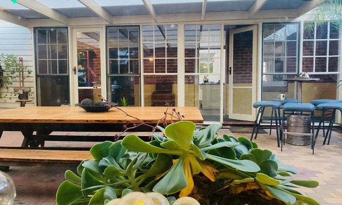Mathoura House | Discover Charleston House Mathoura: Pet-Friendly Retreat