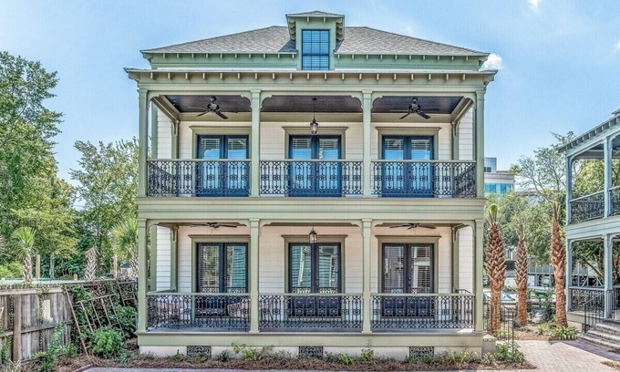 Cannonborough Elliotborough House | Elegant Charleston Retreat with Balcony & Spa Amenities