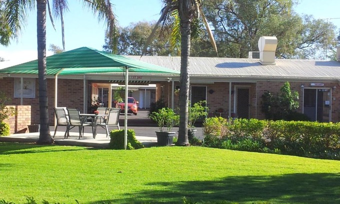 Charleville Hotel | Welcoming Charleville Waltzing Matilda Motor Inn with Pool