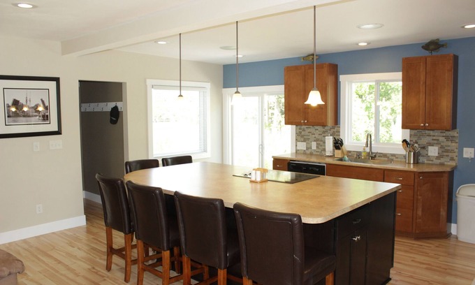 Charlevoix House | Beautiful Charlevoix 4BR Remodeled House with Lake View
