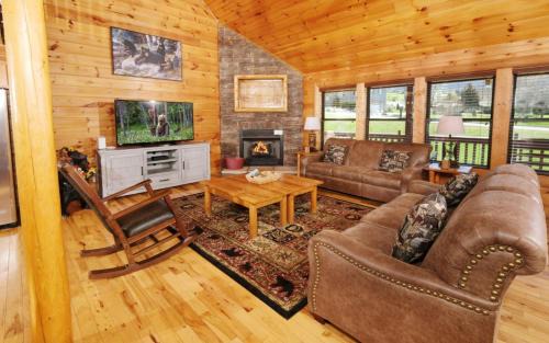 Gatlinburg - Pigeon Forge Villa | Relax at Charlie Browns Cabin II with Pool and Spa Amenities