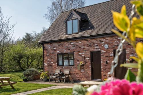 Denstone House | Charlie's Cottage with Alpacas and 7mins drive to Alton Towers
