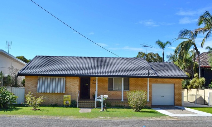 South West Rocks House | Charlie's Place: Beachside Retreat with Ocean View & Pool