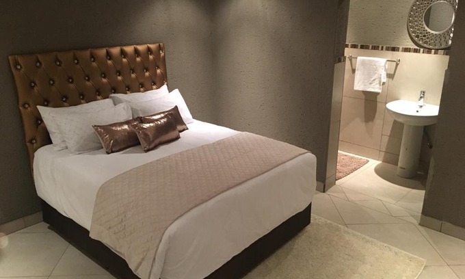 Elias Motsoaledi House | Family-Friendly Charli’s Lodge: Budget Comfort Awaits