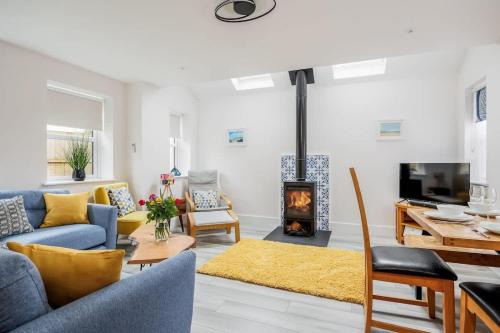 Poole House | Discover Charlotte Cottage: 4-Star Family & Pet-Friendly Stay