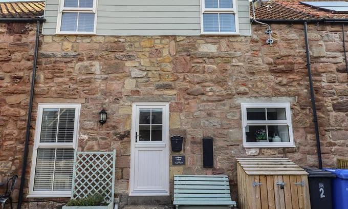 North Sunderland House | Inviting Charlotte's Cottage: A 4-Star Family Retreat