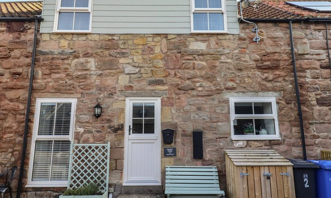North Sunderland House | Charlotte's Cottage: Pet-Friendly Retreat with Ocean Views