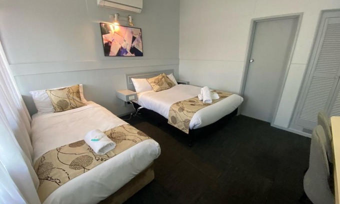 Charlton Hotel | Pet-Friendly Charlton Motel with Oceanfront Pool Access