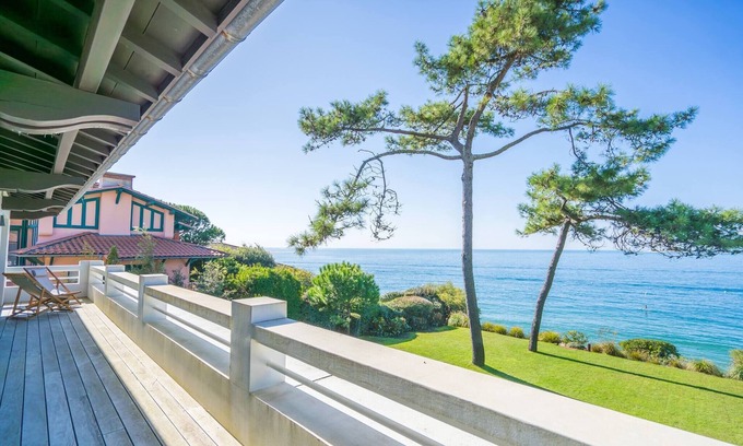 Pyla-sur-Mer Villa | Authentic Villa with Private Access to the Bassin