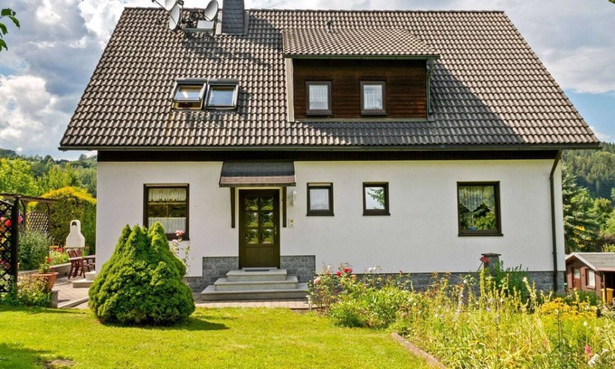 Pohla Apartment | Relaxing Apartment with Garden View in Erzgebirge, Rated 9.6