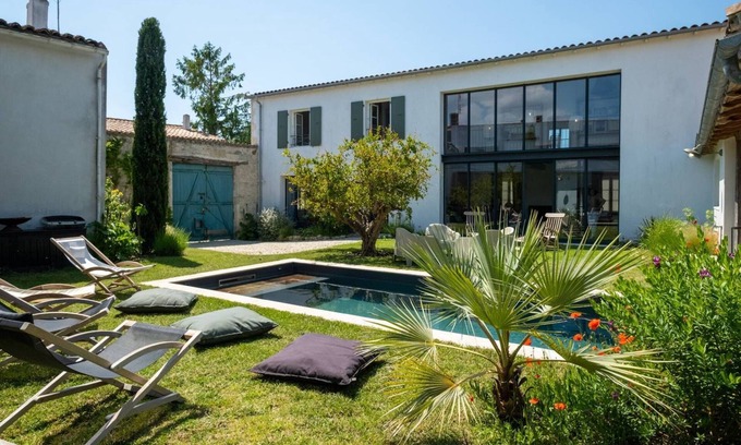 La Flotte House | Charm et Space in a Renovated Former Winery