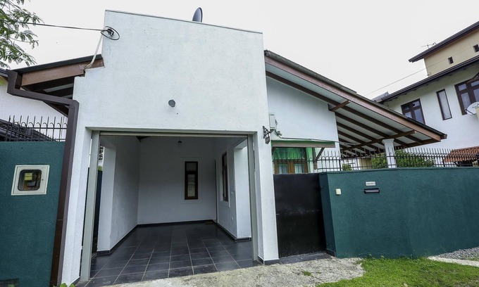 Kaduwela House | Inviting 2-Bedroom Villa with Spa & Hot Tub in Colombo