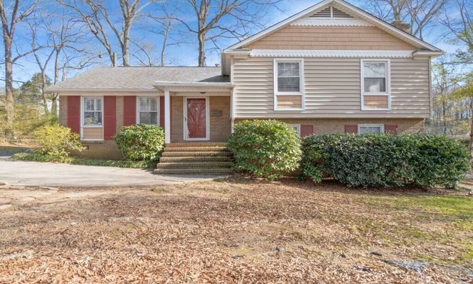 SouthPark House | Delightful Southpark Retreat with Backyard & 4 Beds