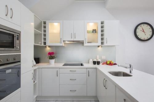 Adelaide Central Business District House | Delightful Stay at Charm on Carrington - 4-Star Family Friendly