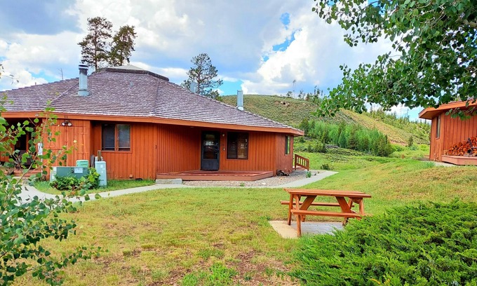 Grand Lake House | Inviting Soda Springs Townhome with Pool & Lake View