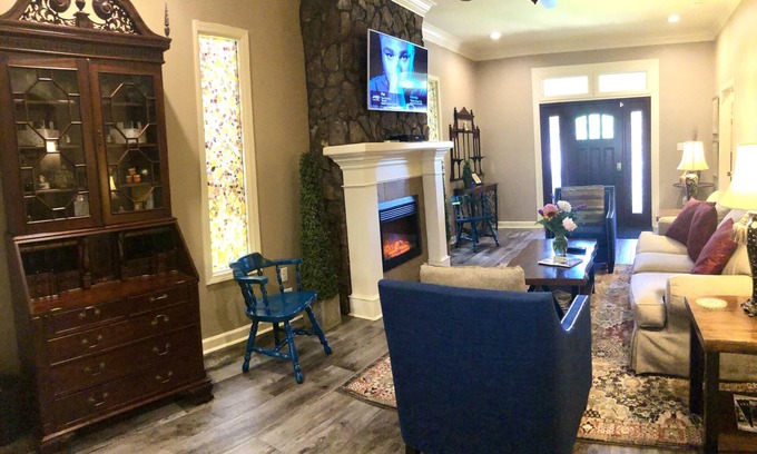 Capitol Hill House | Stylish Escape in Downtown Little Rock with Spa & Breakfast