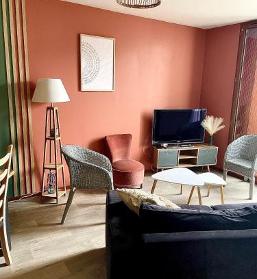 Saint-Jacques-de-la-Lande Apartment | Spacious Apartment with Pet-Friendly Amenities & High Rating