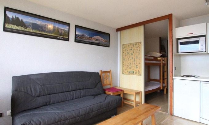 Eclose-Ouest Apartment | Cozy Apartment for 4 with Balcony - Near Shops & Lifts