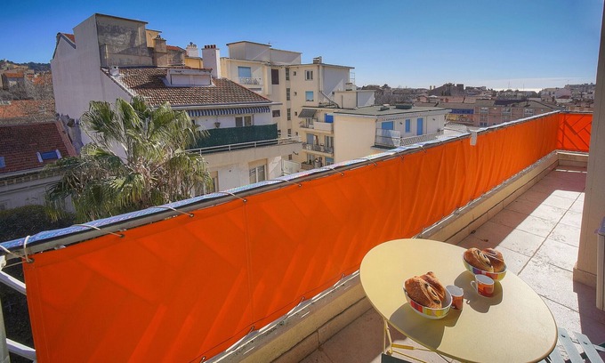 Riou - Petit Juas - Av de Grasse Apartment | Cozy 2-Room Retreat, Steps from the Beach and Palace