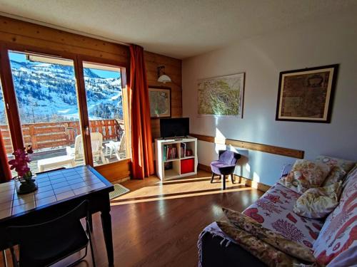 Isola Apartment | Cozy 2-Bedroom Retreat with Ski Access and Terrace